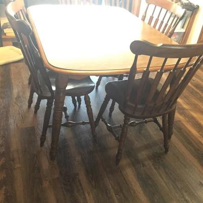 Table w/ 3 leaves & 6 chairs $250