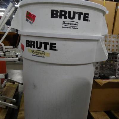 (1) 32 Gallon Rubbermaid Brute Trash Can with Lid