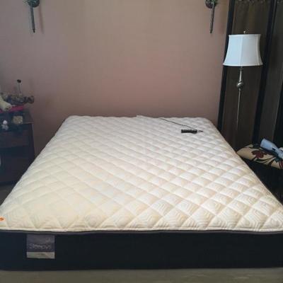 $500 Queen adjustable mattress & base