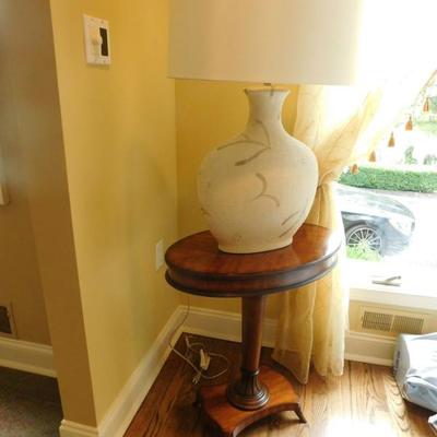 Lamp and accent table 