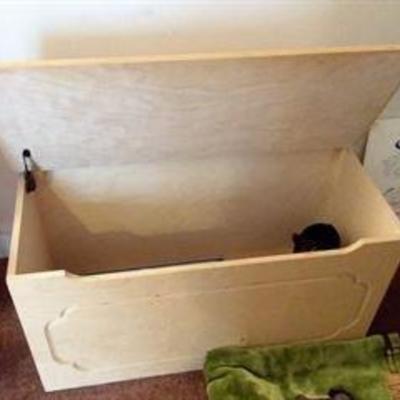 Toy chest with finger guard