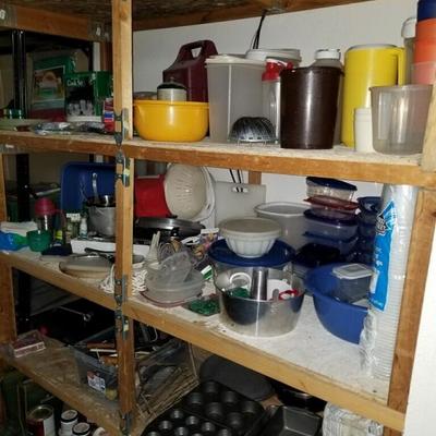Lots of kitchen ware 