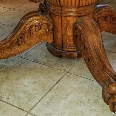 Look at those claw feet and the quality of design & wood of this Vintage Kings Table!  <3