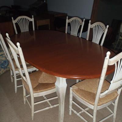 mint conditon used Country DR table and 6 chairs
