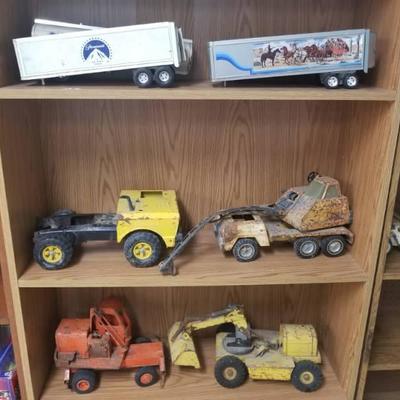 Lot of Vintage Tin Trucks and 18-wheelers