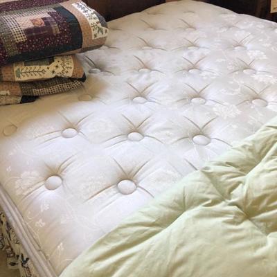 Queen bed set (2). Down blanket. Twin bed set (2)
