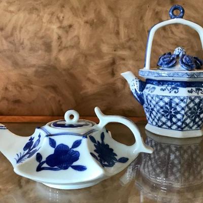 [back] Markings on this piece are Xuande era 15c. (1426-1435). Blue and white tea pot. $500