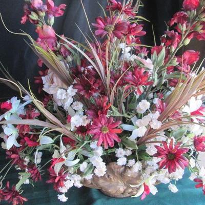 Home DÃ©cor of fine elegant items such as floral vases