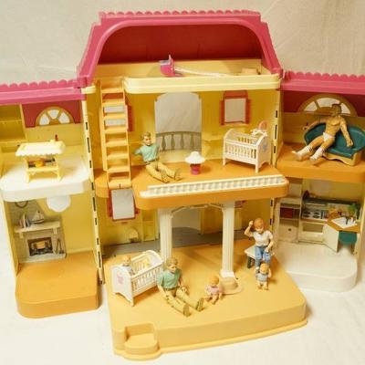 Fisher Price Doll House w Dolls and Furniture Sho ...