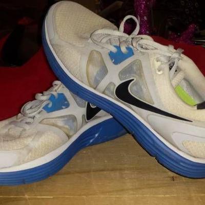  Size 11.5 White and Blue Nike Running shoes