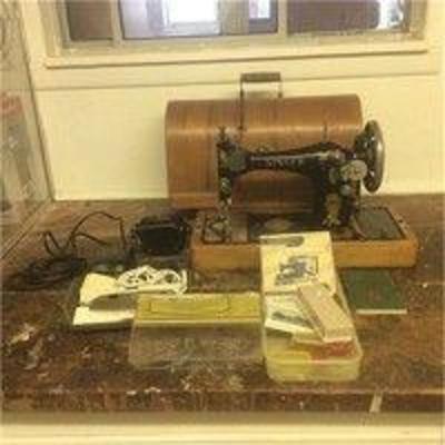 Antique Singer Sewing Machine w Accessories