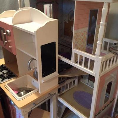 Dollhouse and play kitchen