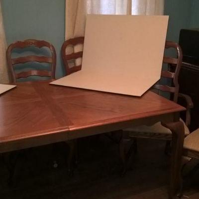 Solid Oak Table with 2 leaves - 6 chairs and custom table pads