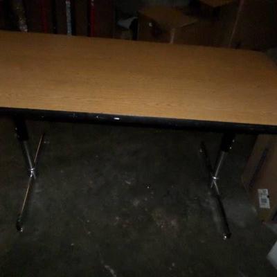 60 x 30 x 30 Office Table Adustable hieght.