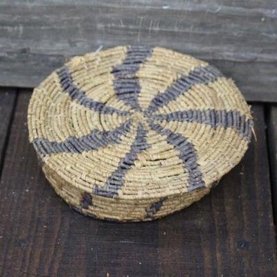 Native American Pine Needle Basket w/ Lid