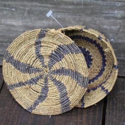 Native American Pine Needle Basket w/ Lid
