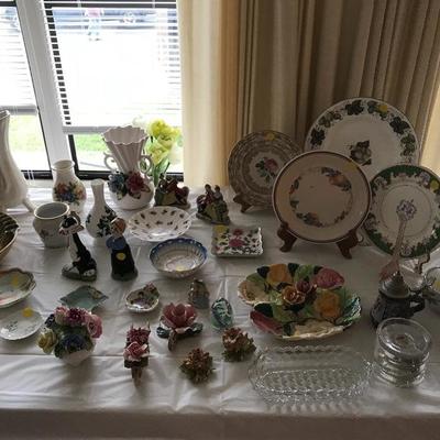 Lot's of glassware and knick knacks 