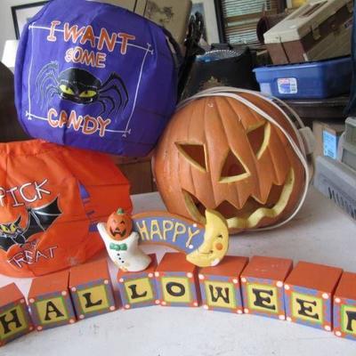 A moveable wood block Halloween sign decoration + ...