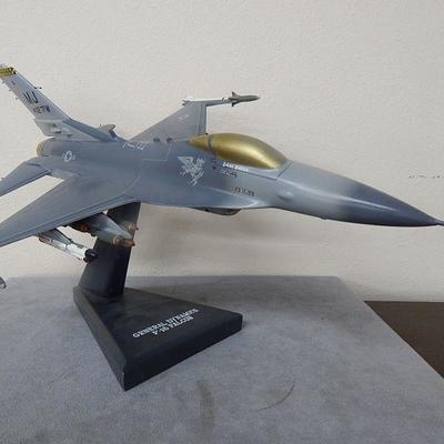 Model fighter jets