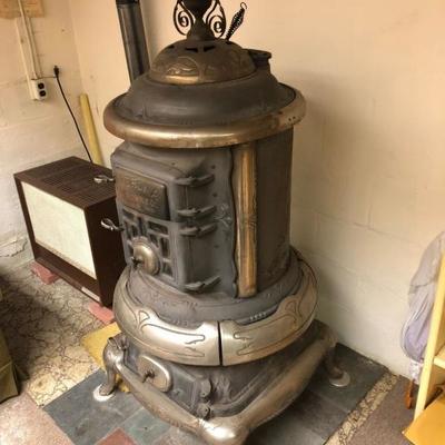 This is a VERONA parlor stove in good condition. In this sale it is a BID item--silent auction. The owner has place a reserve on the...