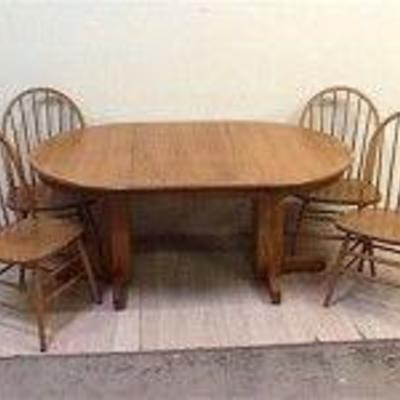 Golden Oak Dining Table w/Chairs
