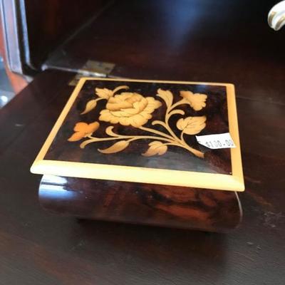 Reuge floral inlay music box $40