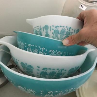 mint condition set of vintage Pyrex mixing bowls
