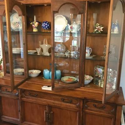 Beautiful Weiman Rockwood Collection china cabinet, mid century