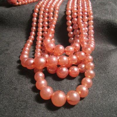 Iridescent pearls from Tokyo 5-strand in pinkish tones