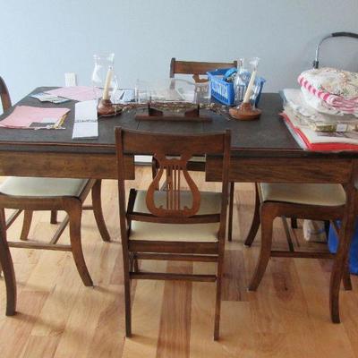 1940s Dining Table has six chairs