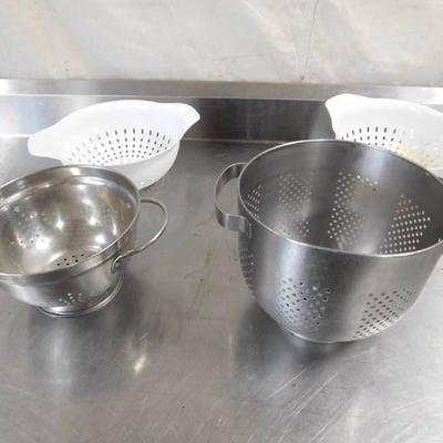 2 Metal and 2 Plastic Strainers