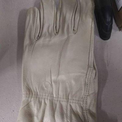 Lot (12) pairs Leather work gloves.