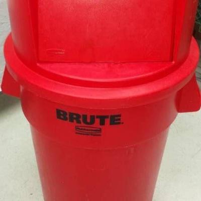 Rubbermaid Red Brute Lidded Trash Receptacle 44 Ga ...