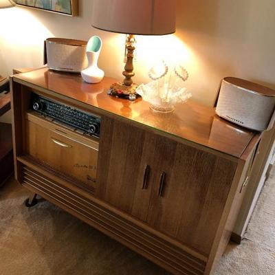 Telefunken hymnus hi-fi 5014..  This German import is beautiful.  The wood is in great shape, the receiver and record player are both tact.