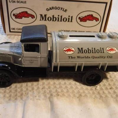 Ertl 1 34 Scale Diecast Bank 1931 Hawkeye Oil Truc ...