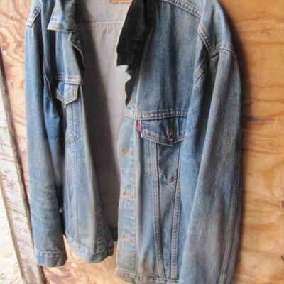 LEVIS JACKET SIZE 44L HAS BEEN WELL LOVED