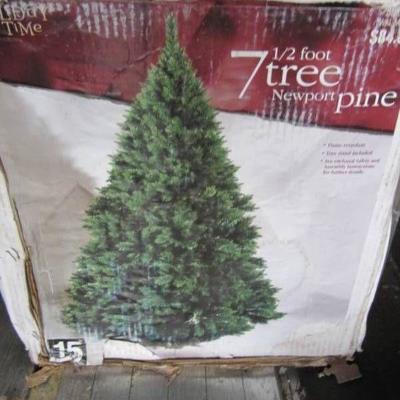 7 1 2 FOOT TALL NEWPORT PINE CHRISTMAS TREE