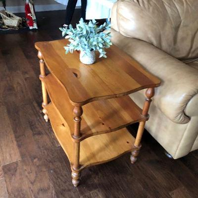 Lovely end table or night stand.