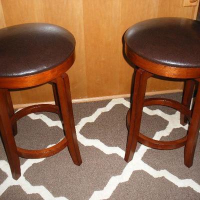 Bar stools and a 5x8 rug