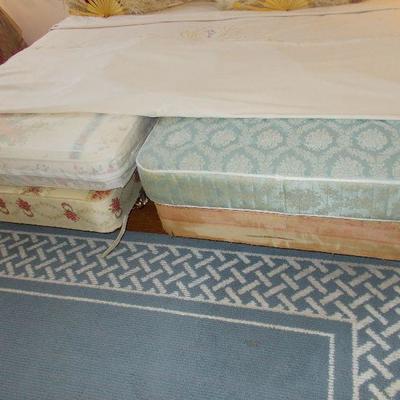 Twin bed box spring and mattress plus frame left $25
Twin bed box spring and mattress plus frame right $40