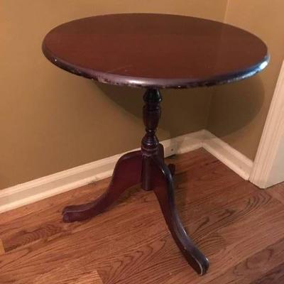 Dark Wood Round Pedestal Table