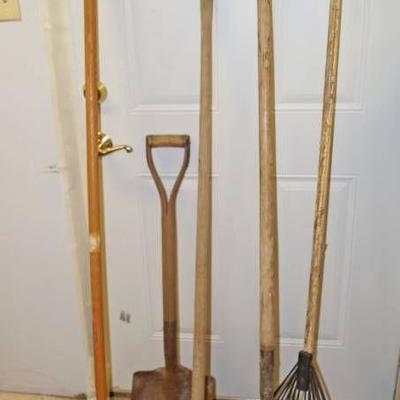 Fall yard clean-up lot - 2 shovels, 2 rakes and a ...
