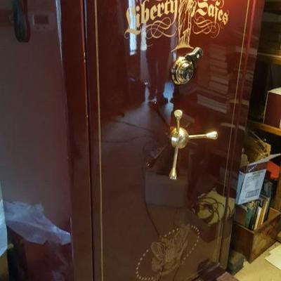 LARGE GUN SAFE LIKE NEW