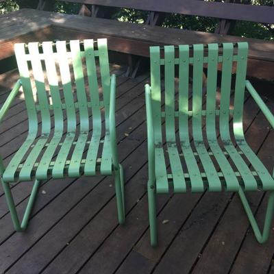 2 metal lawn chairs 
