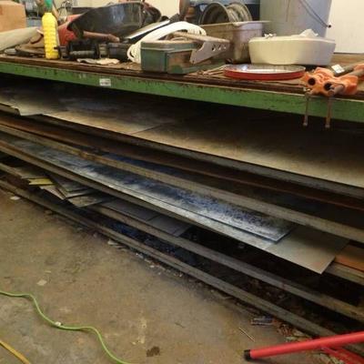 Heavy duty metal work bench table, Contents not in ....