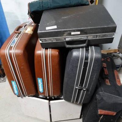 6 pieces of luggage with metal cabinet