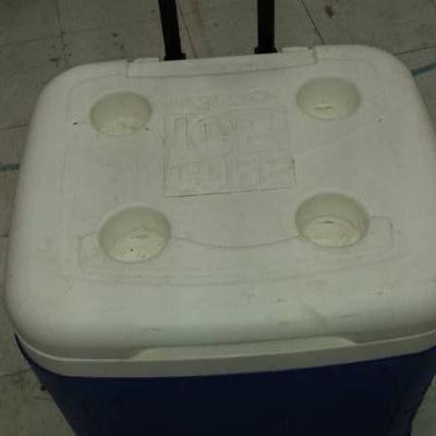 Rolling Cooler with Serving Lid