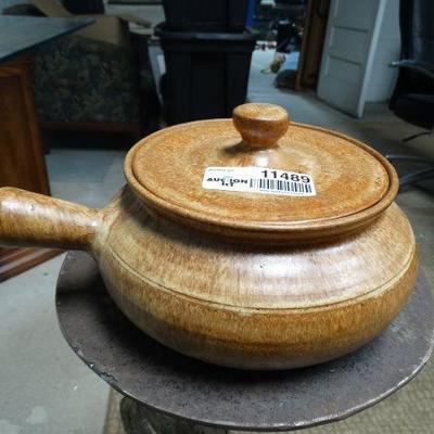 Clay cooking pot w  lid & handle