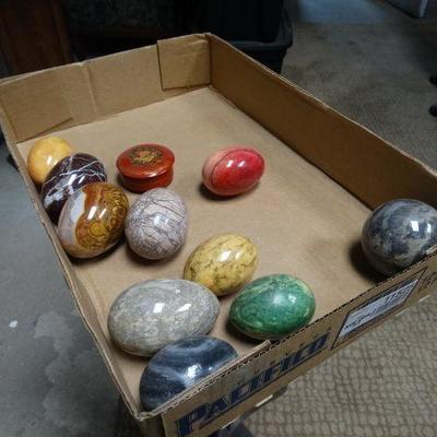 Lot of 10 stone eggs balls