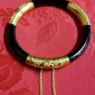 NOT090 Black Jade-Like & Gold Bangle Bracelet